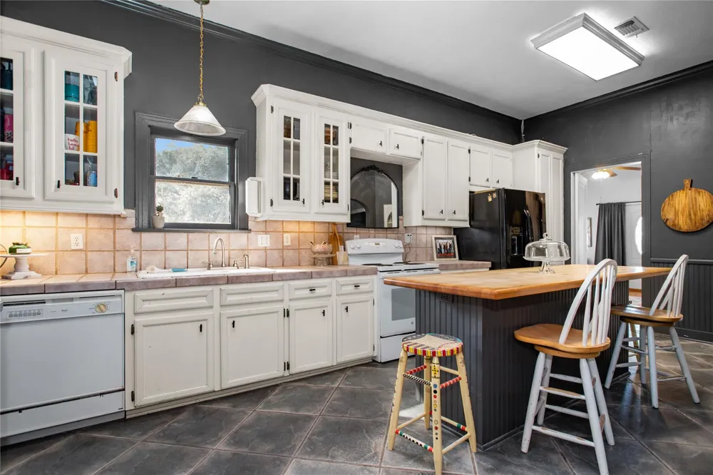 706 E Main Street Madisonville, TX 77864