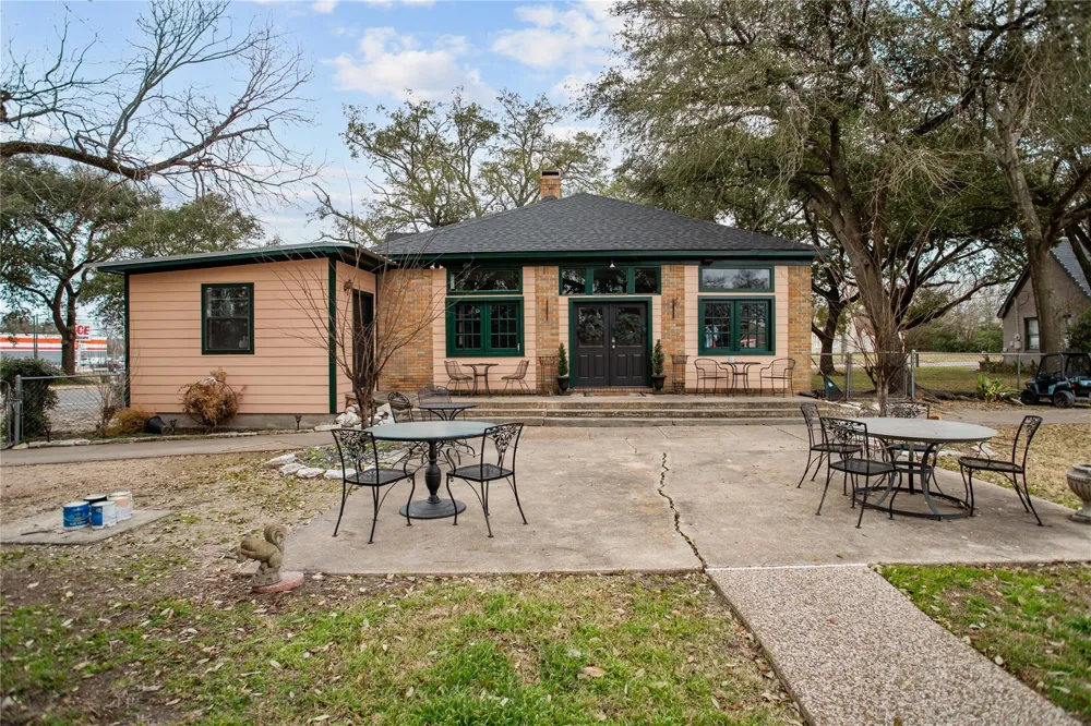 706 E Main Street Madisonville, TX 77864