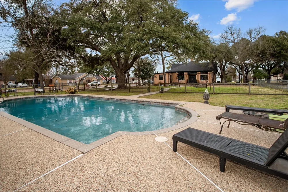 706 E Main Street Madisonville, TX 77864