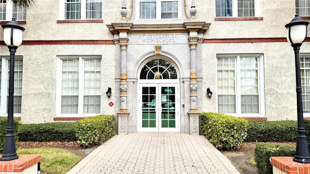 701 MIRROR LAKE DRIVE #121