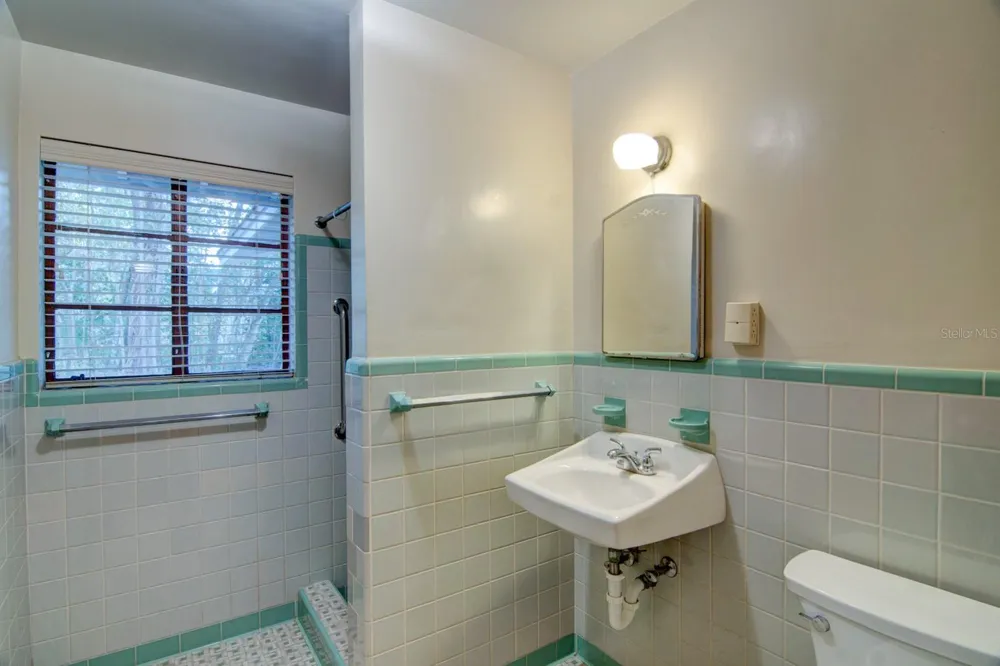 2049 NW 9TH AVENUE Gainesville, FL 32603