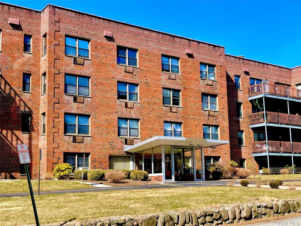 5 Oakdale Manor #B18 Suffern, NY 10901