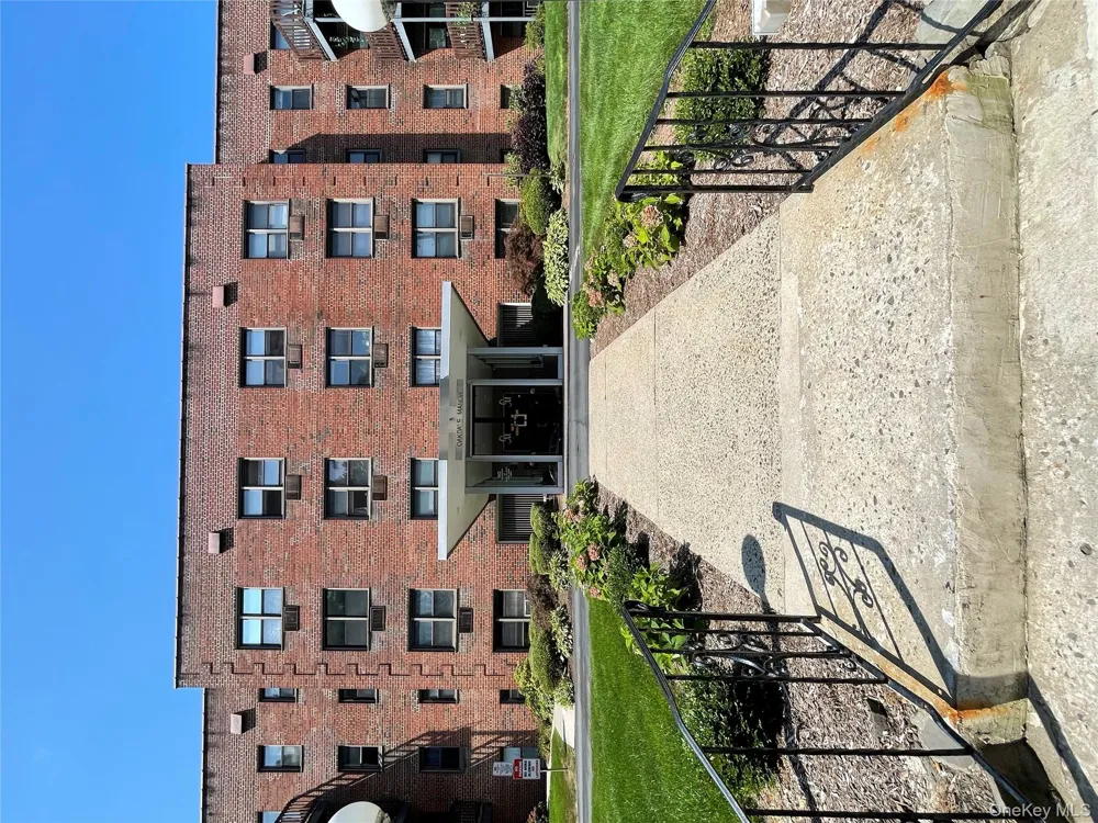 5 Oakdale Manor #B18 Suffern, NY 10901