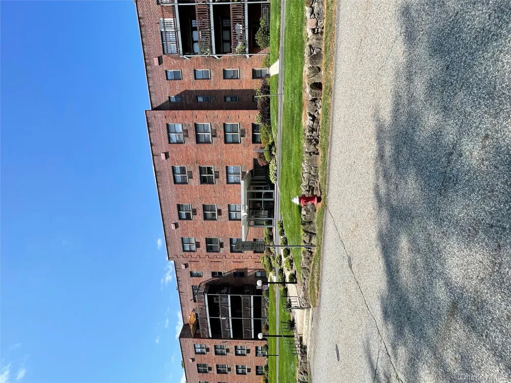 5 Oakdale Manor #B18 Suffern, NY 10901
