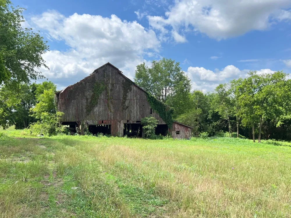 2716 Hartsville Pike Castalian Springs, TN 37031