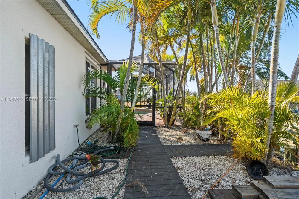 2025 NW 7th ter Cape Coral, FL 33993
