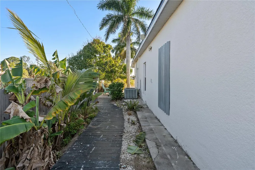 2025 NW 7th ter Cape Coral, FL 33993