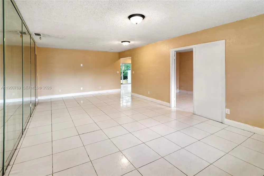 6120 SW 19th St North Lauderdale, FL 33068