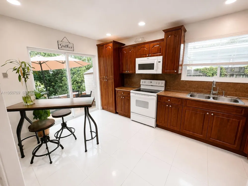 6120 SW 19th St North Lauderdale, FL 33068