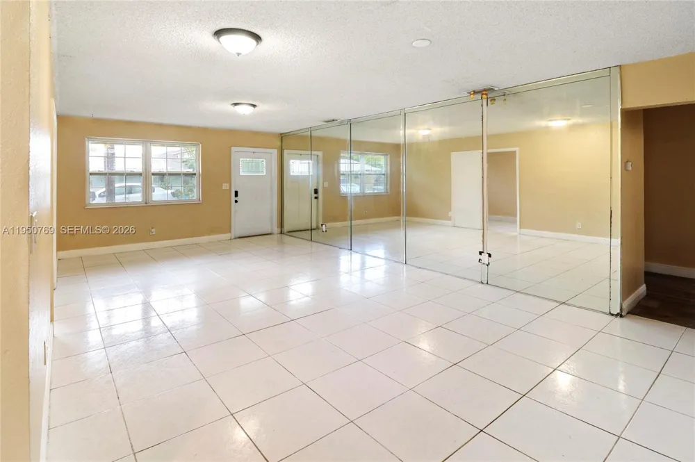 6120 SW 19th St North Lauderdale, FL 33068