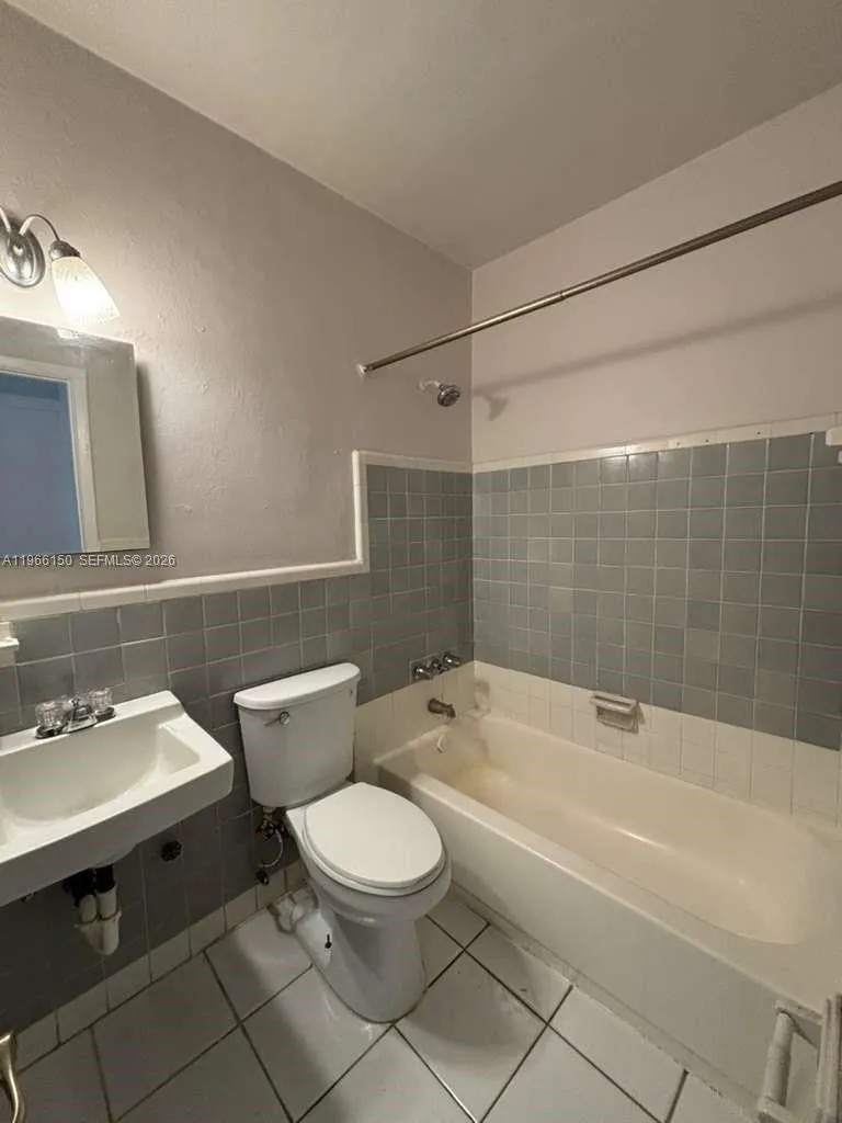301 Sharar Ave #4 Opa-Locka, FL 33054