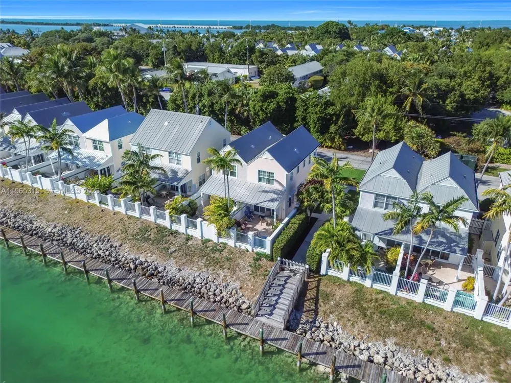 7026 Harbor Village Dr Duck, FL 33050