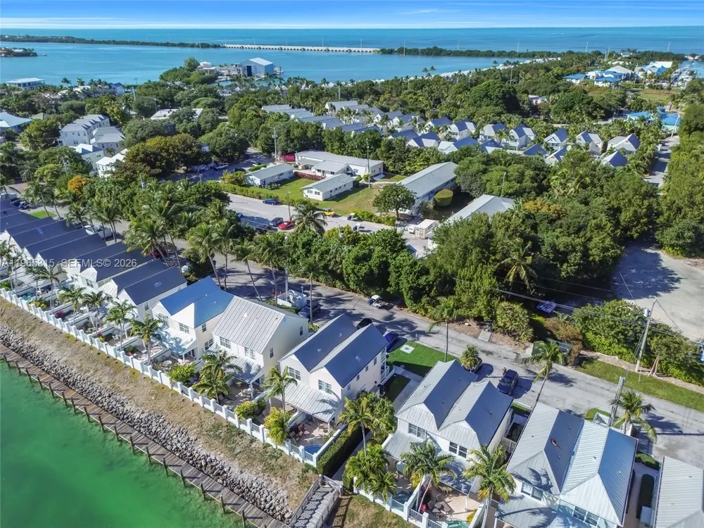 7026 Harbor Village Dr Duck, FL 33050