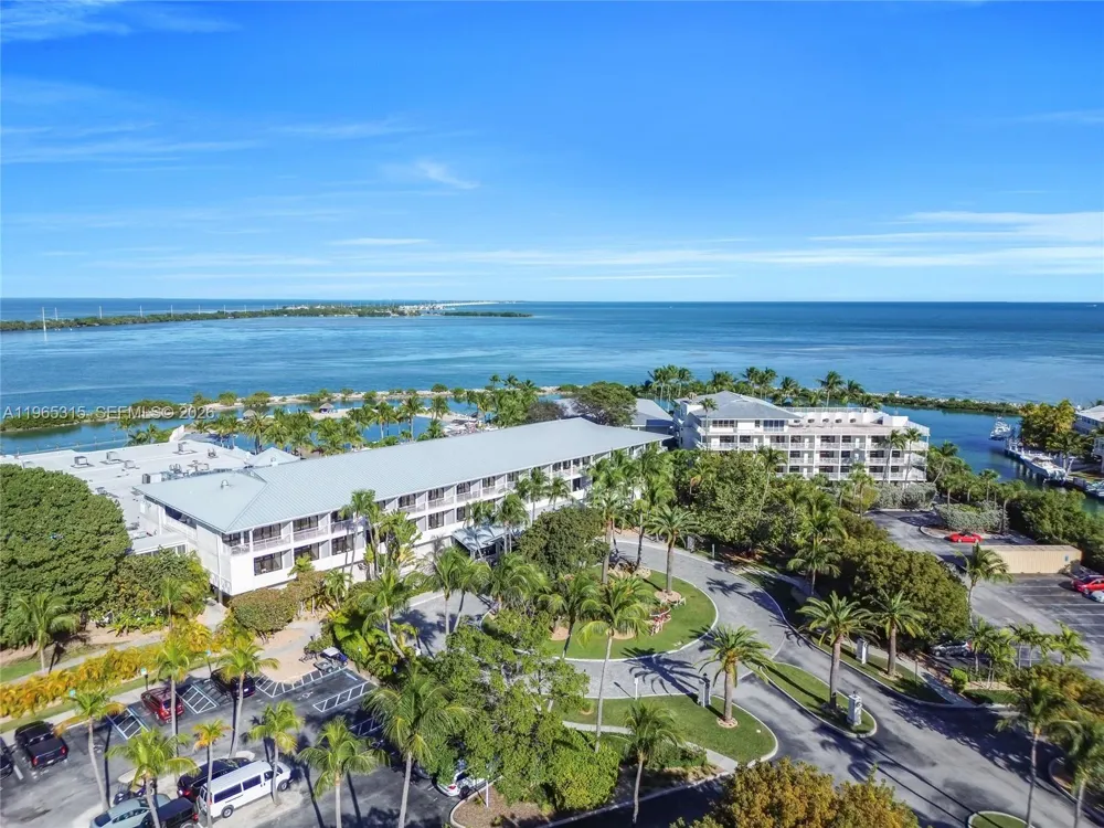 7026 Harbor Village Dr Duck, FL 33050