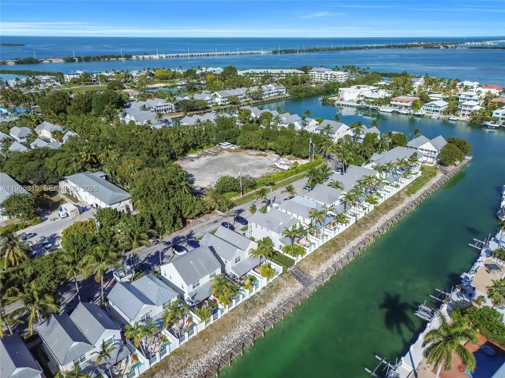 7026 Harbor Village Dr Duck, FL 33050