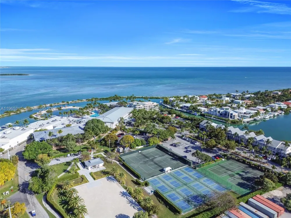 7026 Harbor Village Dr Duck, FL 33050