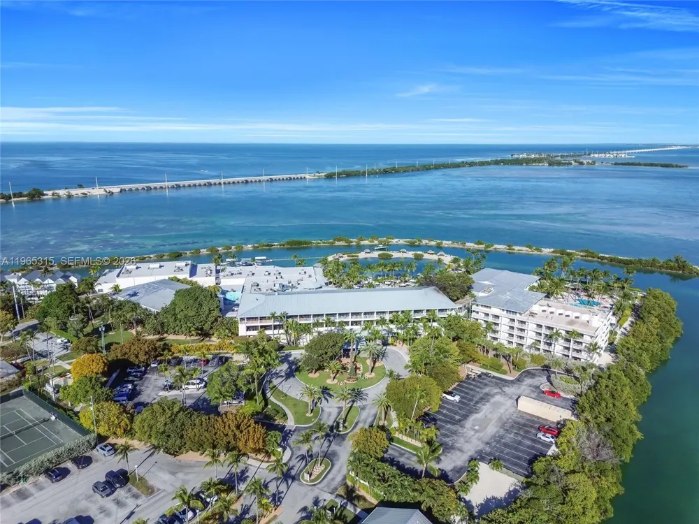 7026 Harbor Village Dr Duck, FL 33050