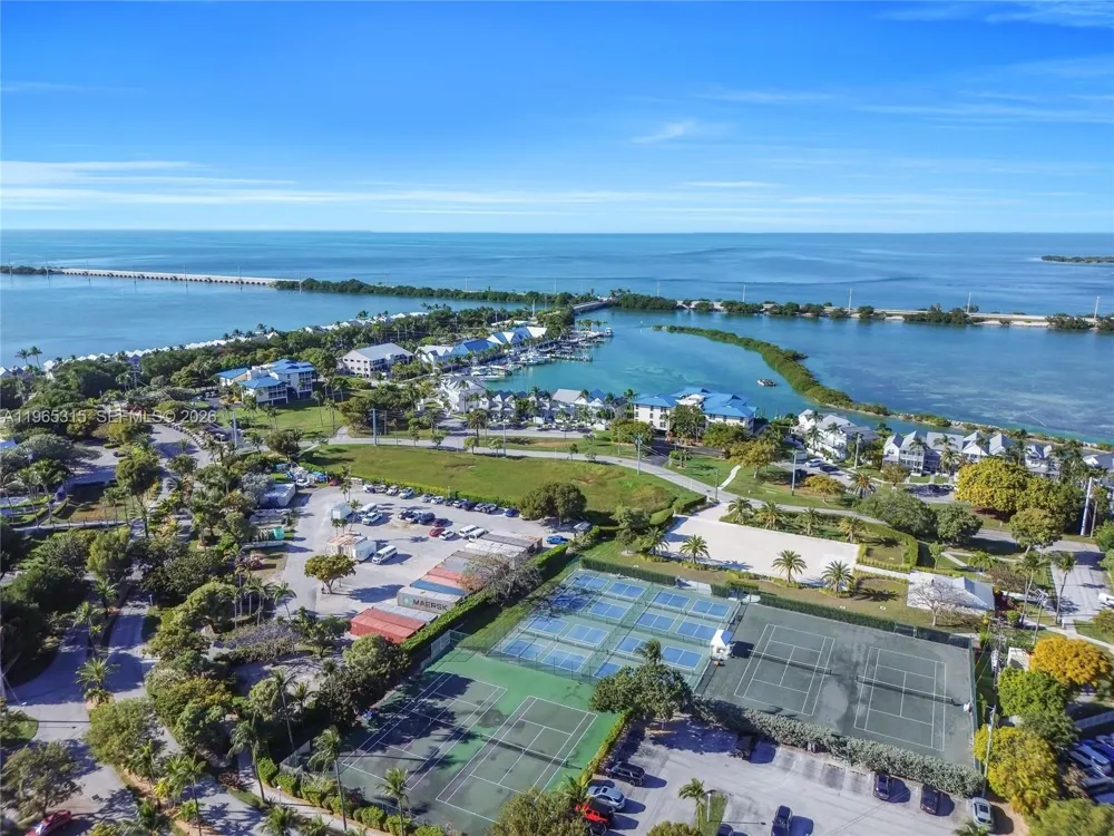 7026 Harbor Village Dr Duck, FL 33050