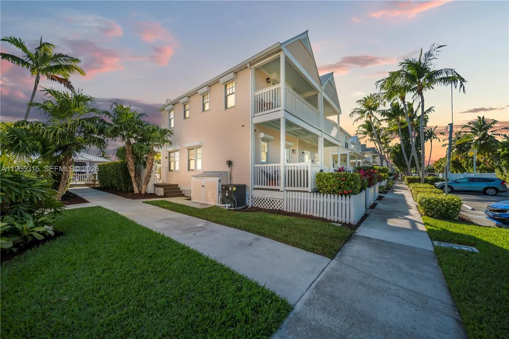 7026 Harbor Village Dr Duck, FL 33050