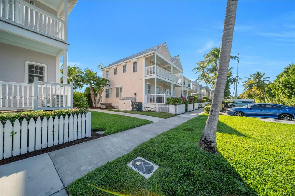 7026 Harbor Village Dr Duck, FL 33050