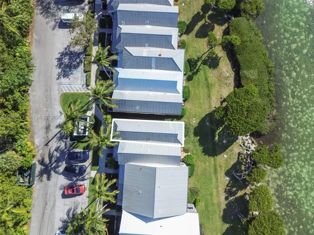 5036 Sunset Village Dr Duck, FL 33050