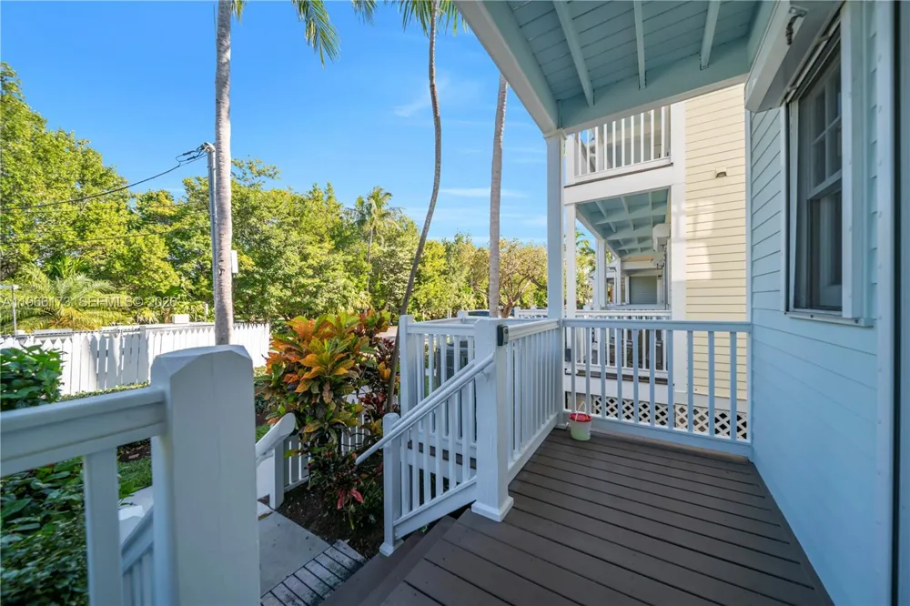 5036 Sunset Village Dr Duck, FL 33050