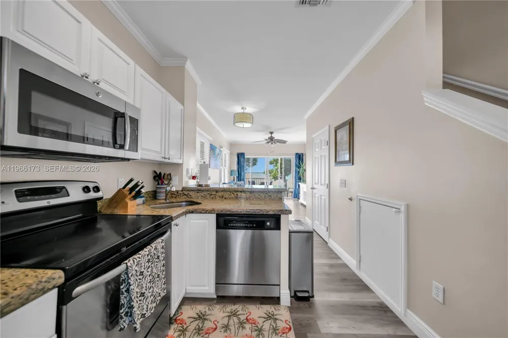 5036 Sunset Village Dr Duck, FL 33050