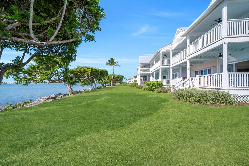 5036 Sunset Village Dr Duck, FL 33050