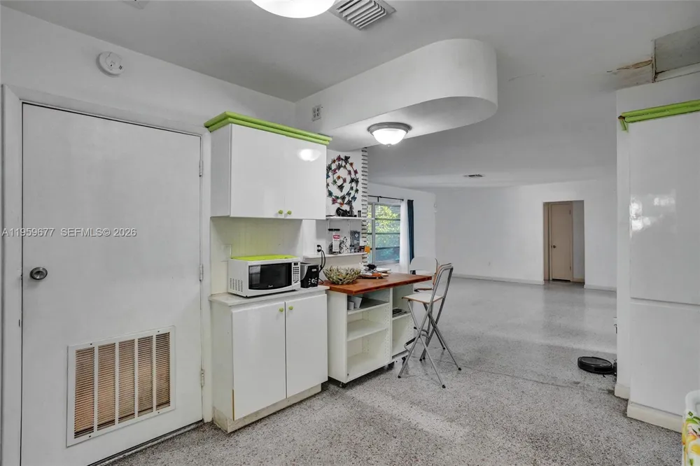 18500 NE 23rd Ct Miami, FL 33180