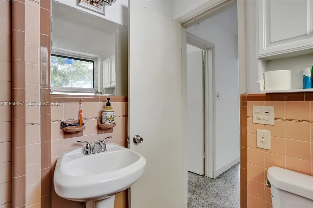 18500 NE 23rd Ct Miami, FL 33180