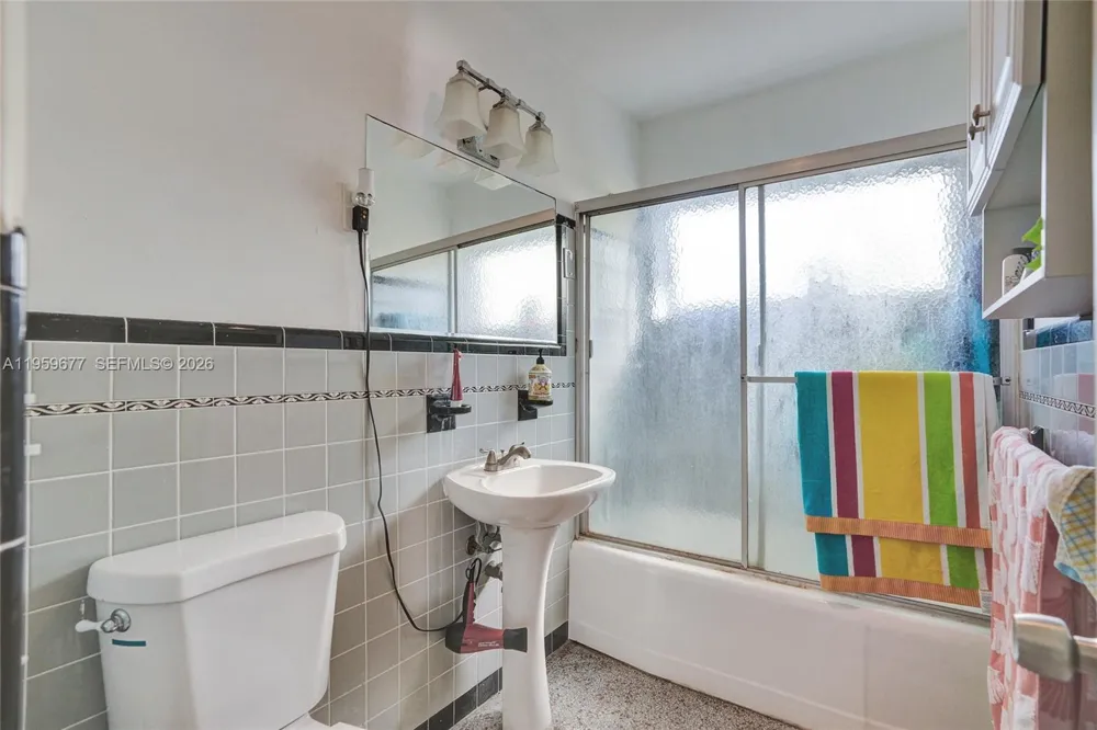 18500 NE 23rd Ct Miami, FL 33180