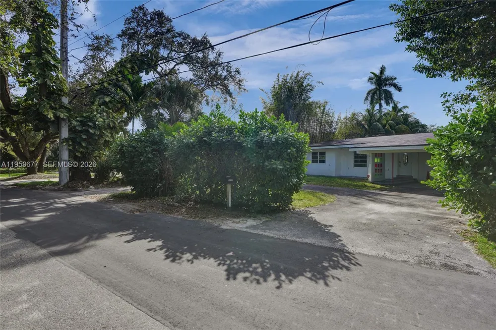 18500 NE 23rd Ct Miami, FL 33180