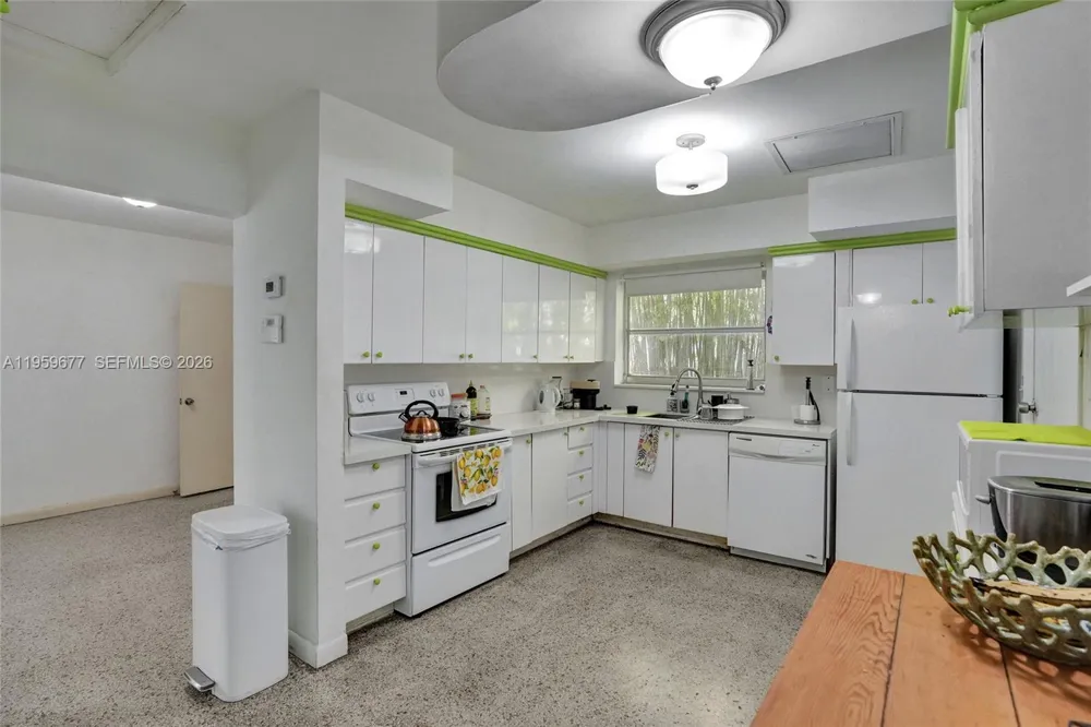 18500 NE 23rd Ct Miami, FL 33180