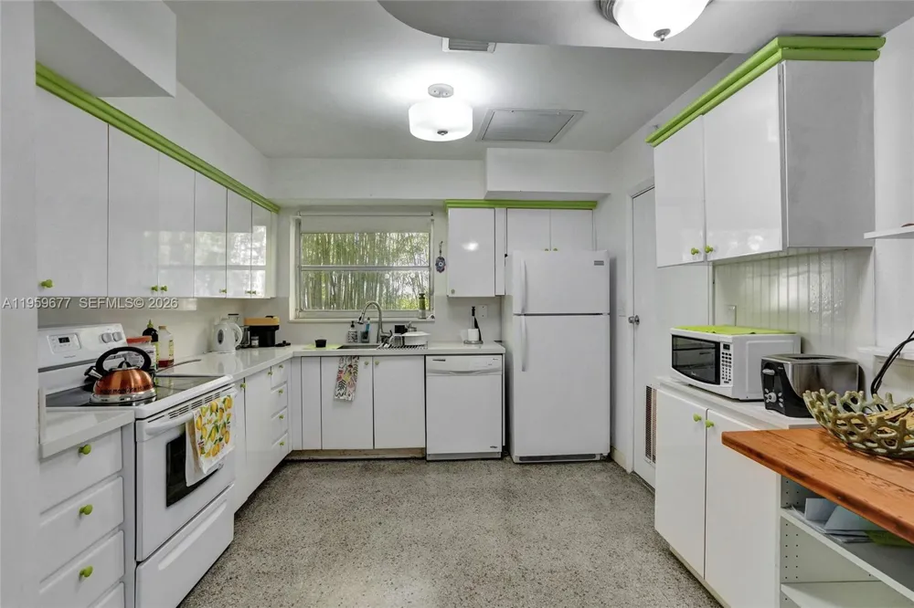 18500 NE 23rd Ct Miami, FL 33180