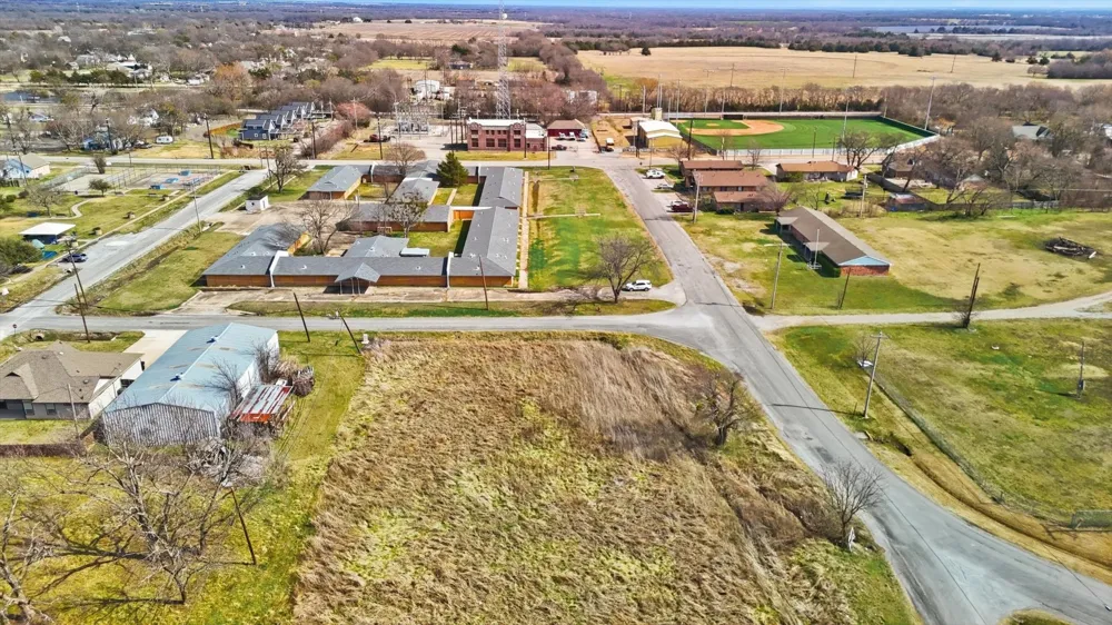 202 Pine Street Whitewright, TX 75491