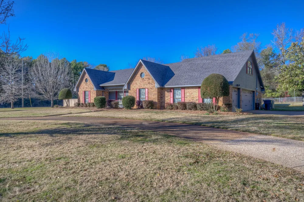 111 White Road Frierson, LA 71027