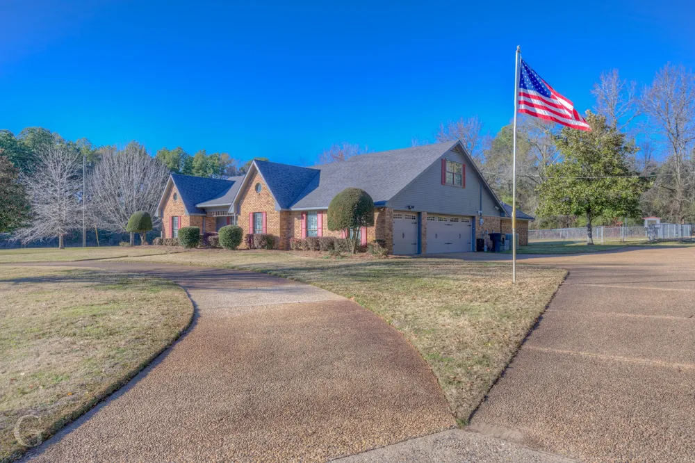 111 White Road Frierson, LA 71027