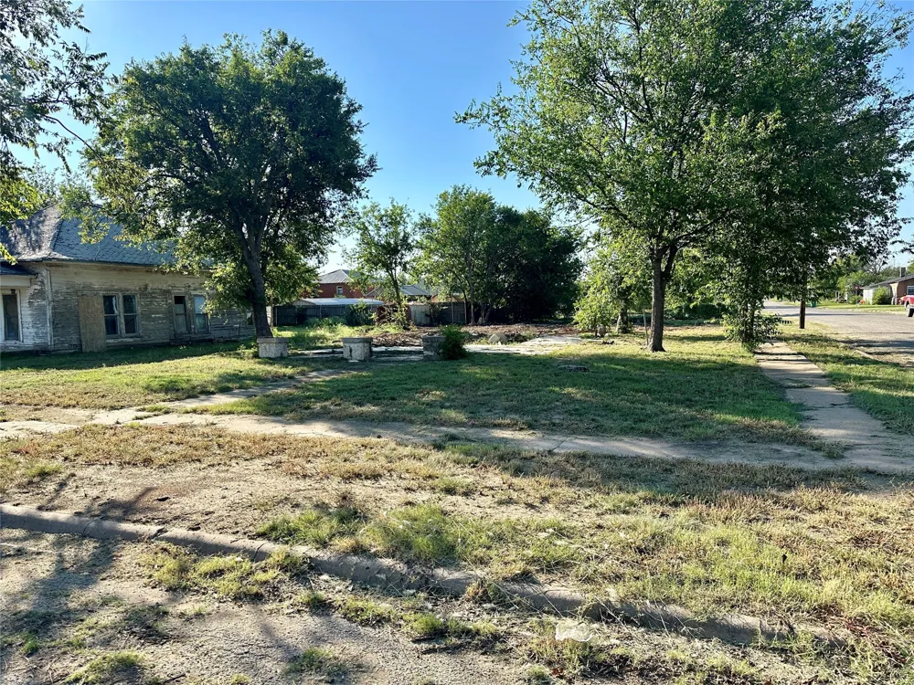 315 W Cedar Street Coleman, TX 76834