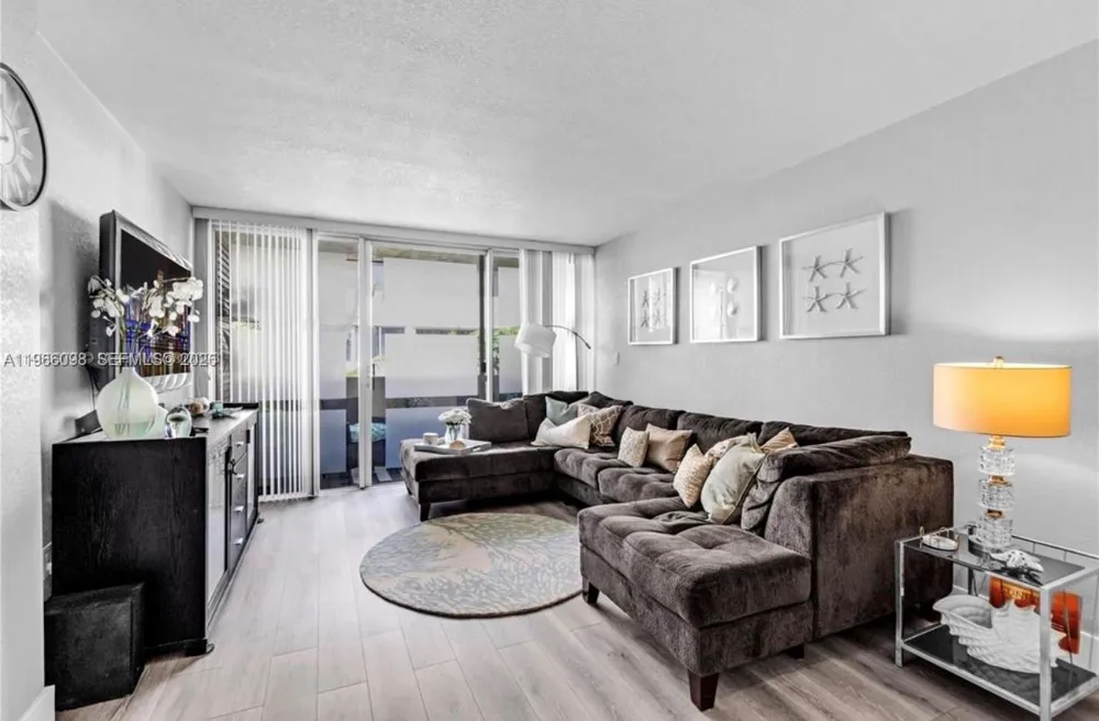 830 NW 87th Ave #303 Miami, FL 33172