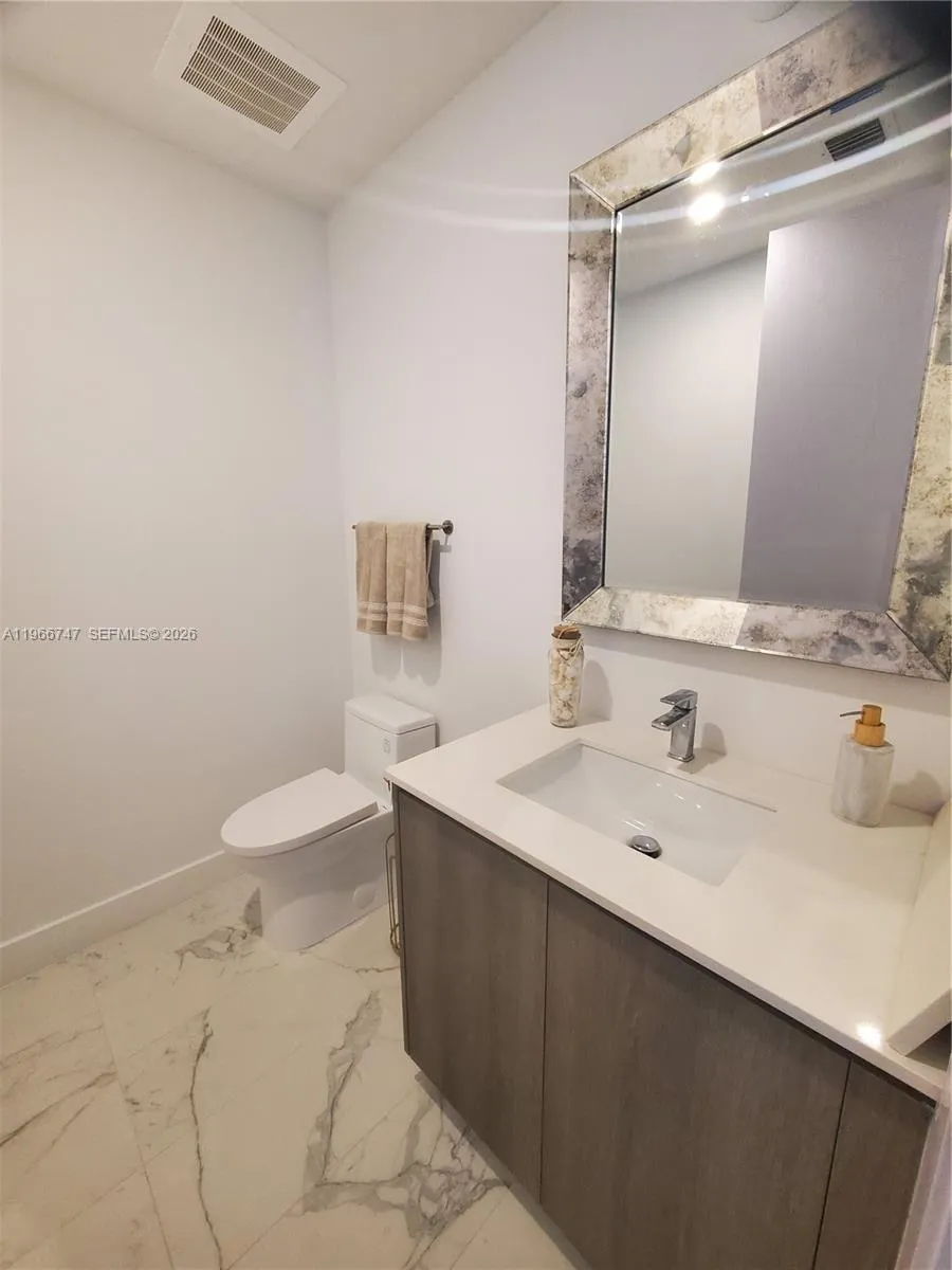 17550 COLLINS #1402 Sunny Isles Beach, FL 33160