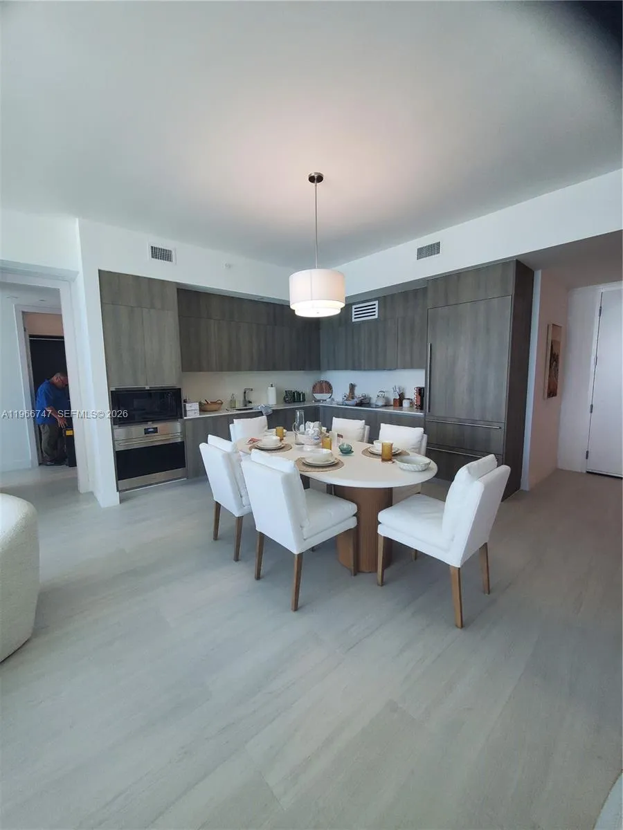 17550 COLLINS #1402 Sunny Isles Beach, FL 33160