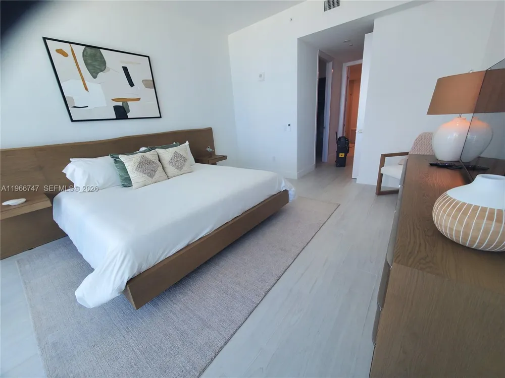 17550 COLLINS #1402 Sunny Isles Beach, FL 33160