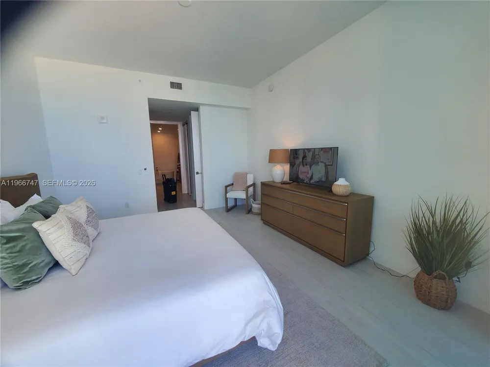 17550 COLLINS #1402 Sunny Isles Beach, FL 33160