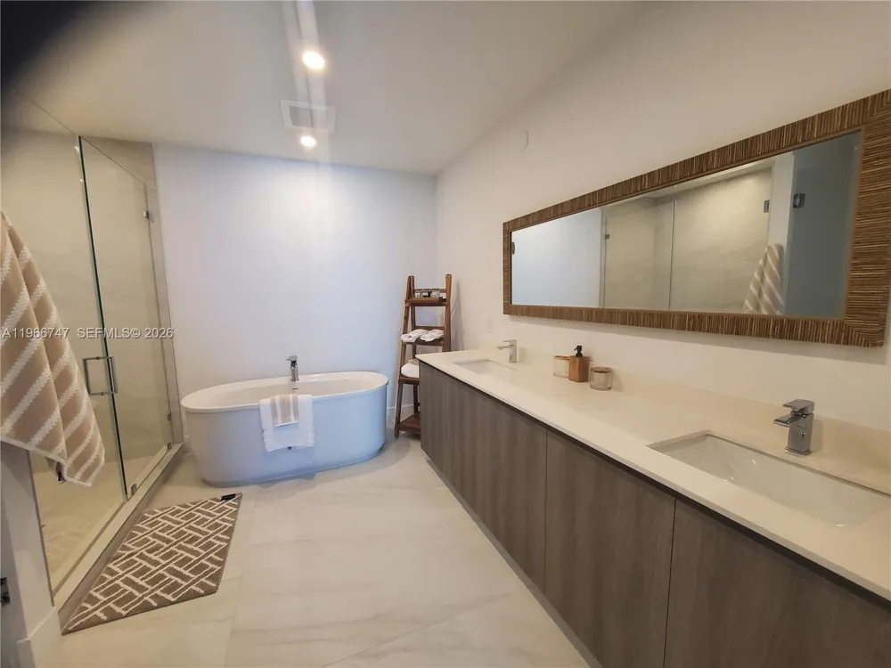 17550 COLLINS #1402 Sunny Isles Beach, FL 33160