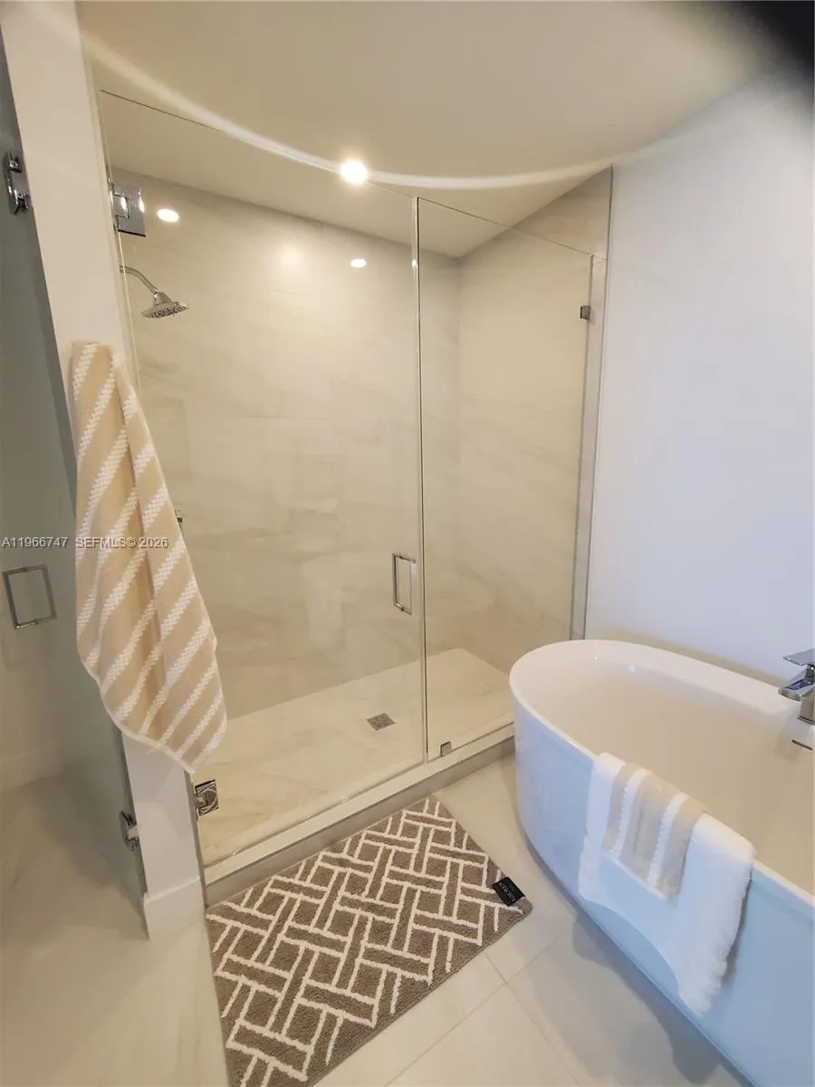 17550 COLLINS #1402 Sunny Isles Beach, FL 33160