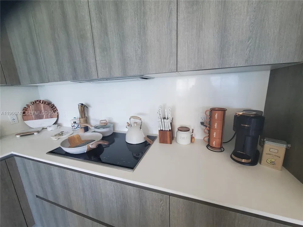 17550 COLLINS #1402 Sunny Isles Beach, FL 33160
