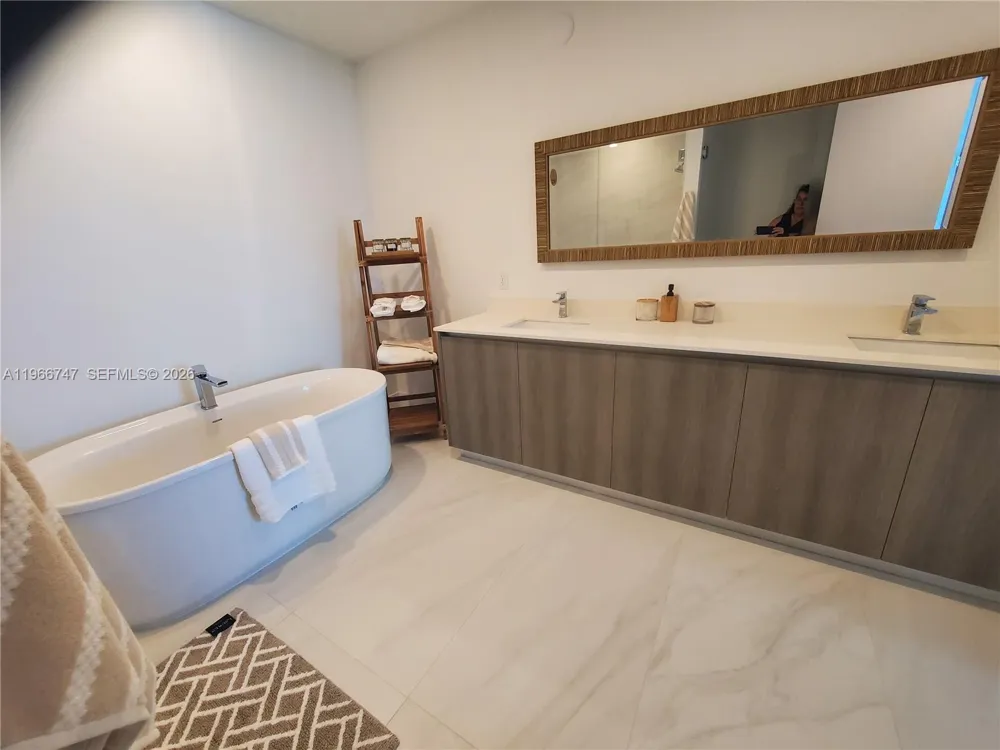 17550 COLLINS #1402 Sunny Isles Beach, FL 33160