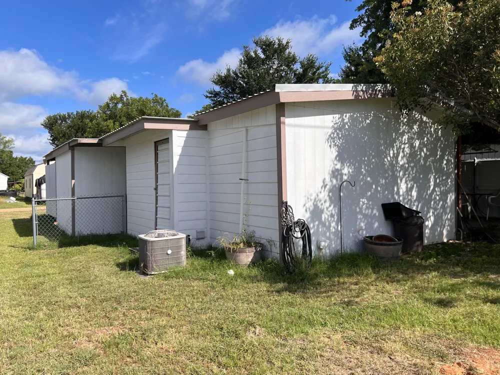 242 TreasureBeach Comanche, TX 76442