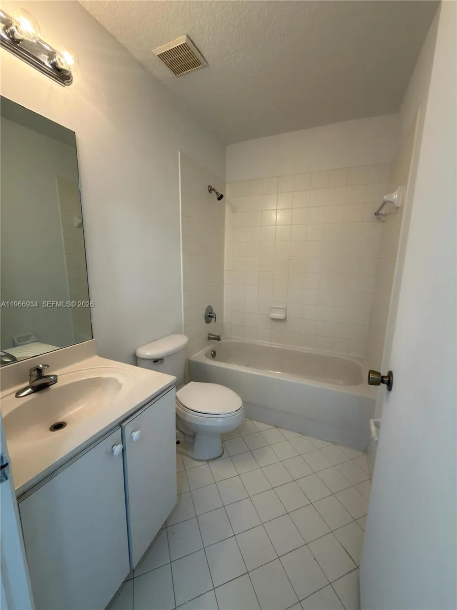 930 NE 34th Ave #201 Homestead, FL 33033