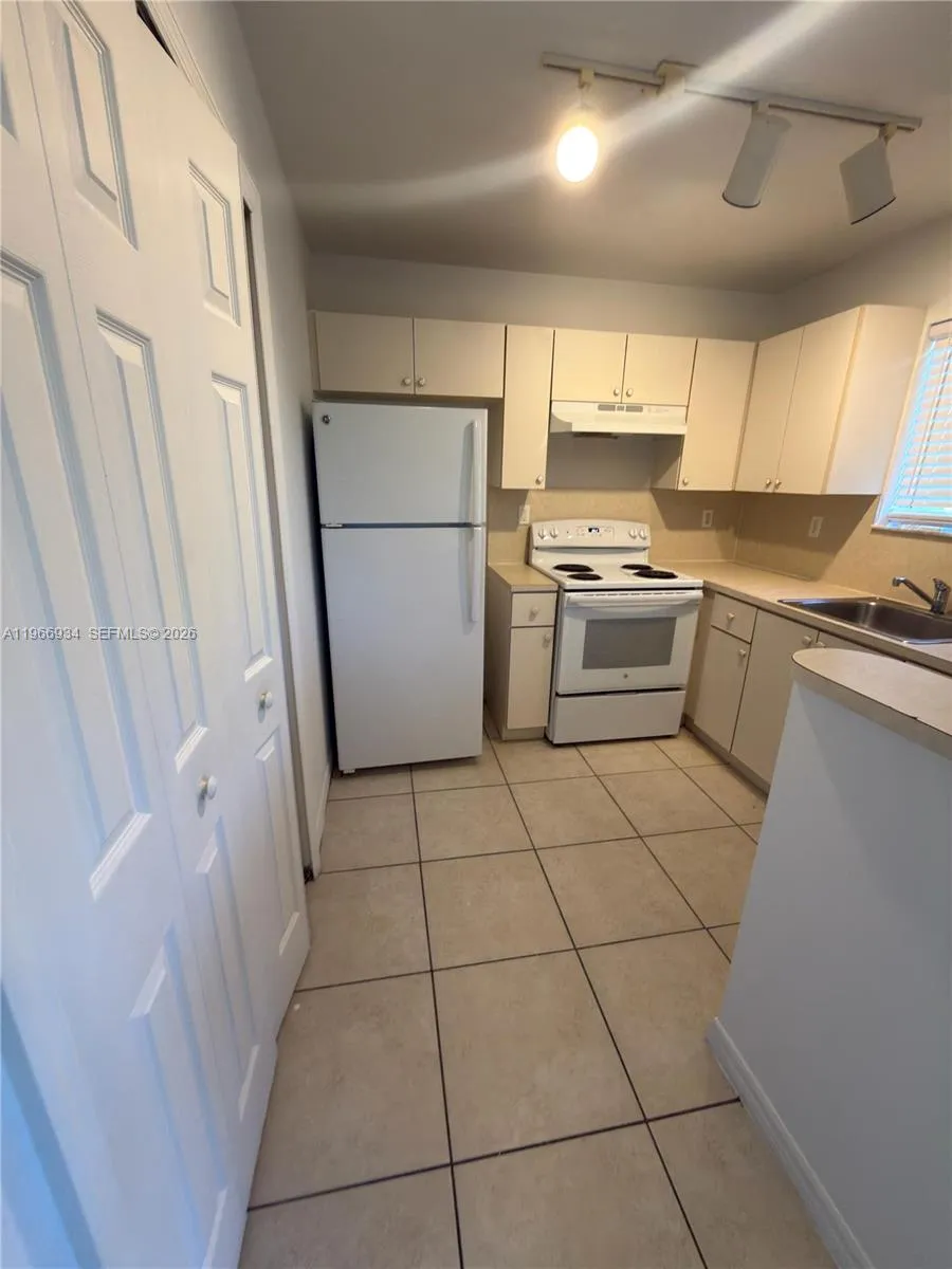 930 NE 34th Ave #201 Homestead, FL 33033